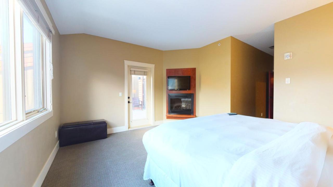 Spectacular Penthouse With Amazing Views, Indoor Pool And Hot Tub Hotell Canmore Exteriör bild